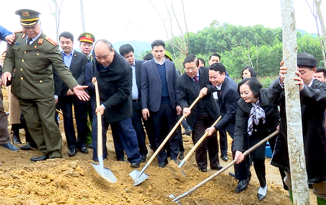 Thủ tướng Nguyễn Xuân Phúc, lãnh đạo tỉnh Yên Bái cùng nhân dân địa phương tham gia hưởng ứng Tết trồng cây Xuân Canh Tý 2020. (Ảnh minh họa)